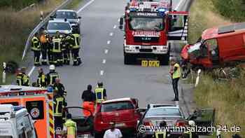 Heftiger Unfall auf B20 in Niederbayern – sechs teils Schwerverletzte