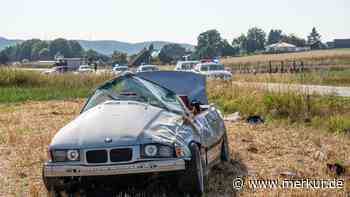 Tödlicher Unfall auf Kreisstraße in Bayern: Cabrio-Fahrer stirbt nach Überschlag