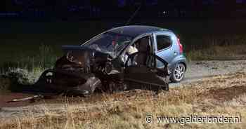 Auto raakt van de weg op de Grote Baan in Landhorst
