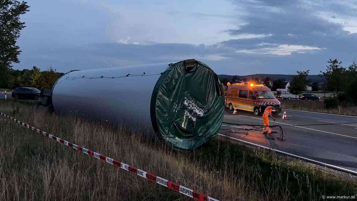Windkraft-Bauteil kippt von Schwertransport: Bundesstraßen in der Oberpfalz gesperrt