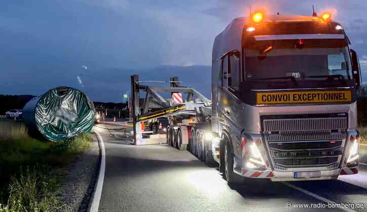 Tonnenschweres Windrad-Bauteil fällt von Schwerlasttransport