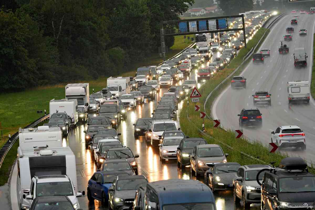 Reifenplatzer an Lastwagen löst Unfall mit 14 Fahrzeugen aus