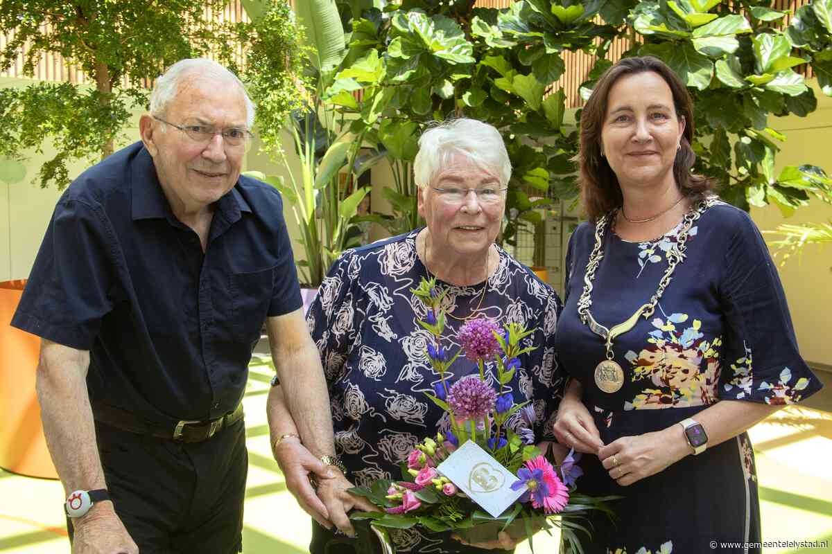 Burgemeester bezoekt jubilerend echtpaar Schrijver