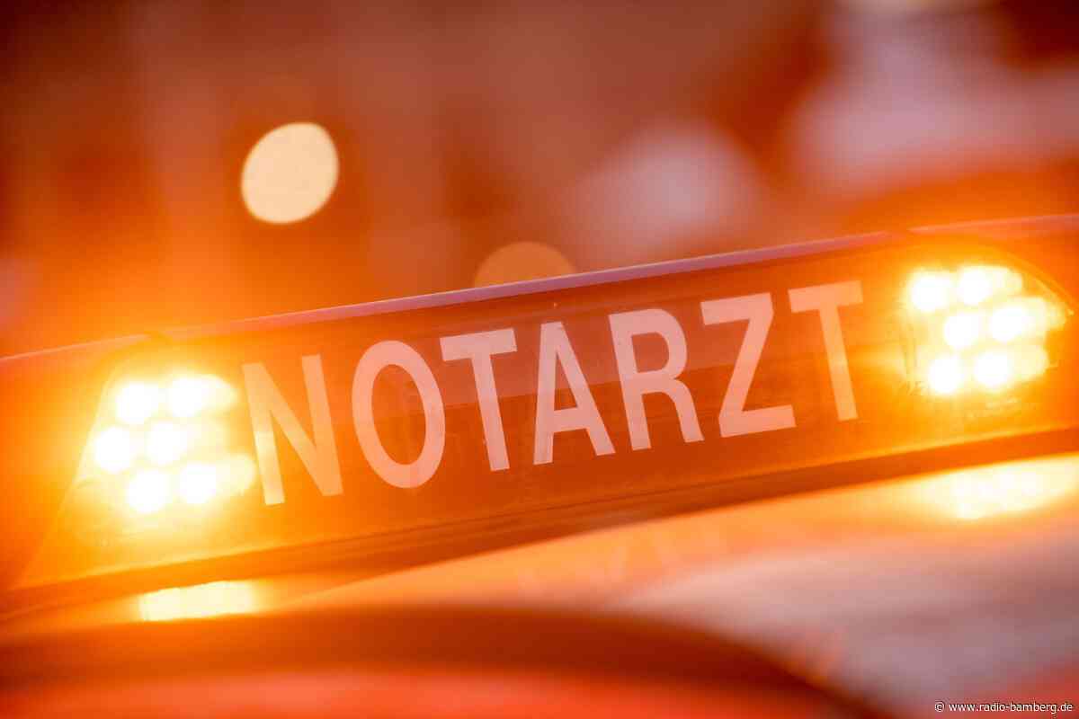 Frau überrollt mit Auto Ehemann beim Ausparken