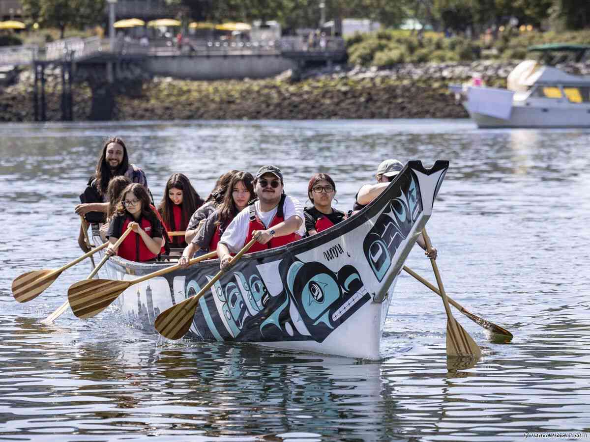 Indigenous canoe program helps urban girls paddle for their culture