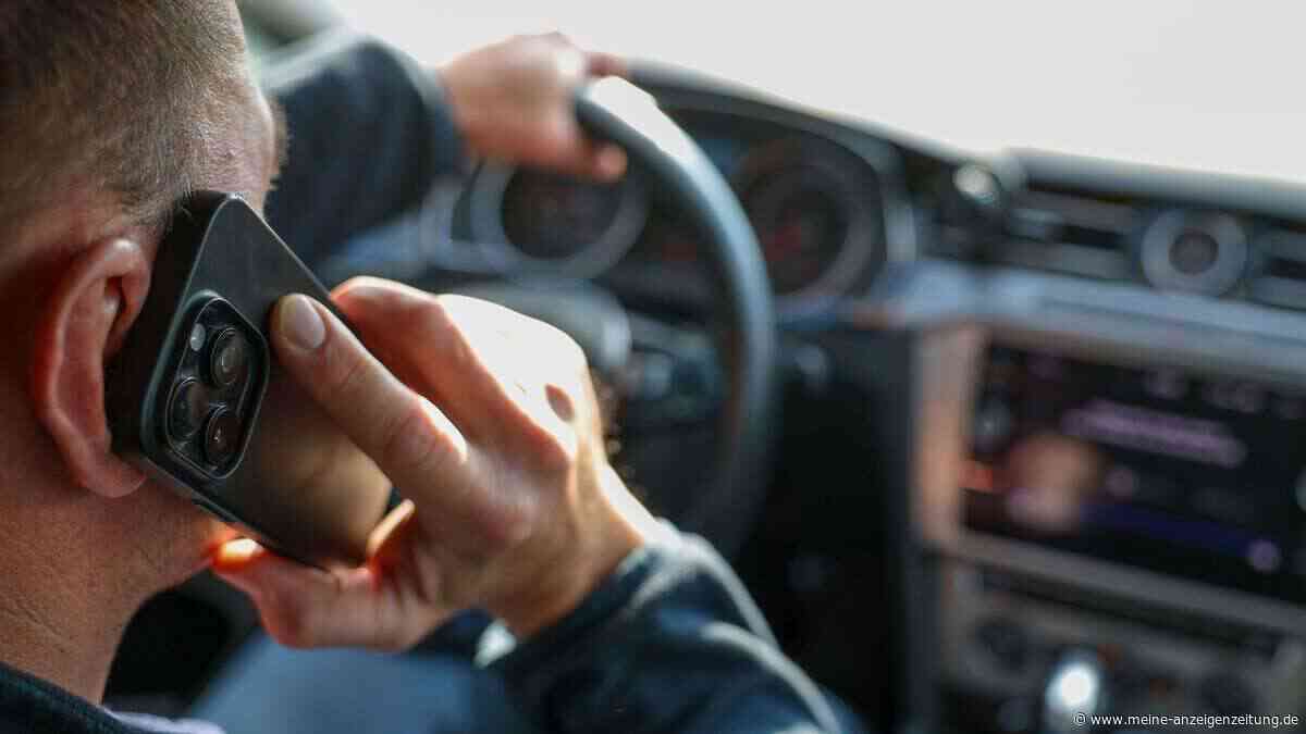 Als Büsche getarnt: Polizisten erwischen 74 Handy-Sünder am Steuer in nur sechs Stunden