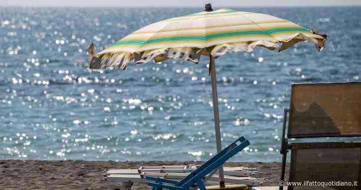 “Trattata come un’intrusa. Mi hanno detto che prima dovevo noleggiare l’ombrellone”: bagnante si sposta dalla spiaggia libero al bar del lido, ma viene respinta