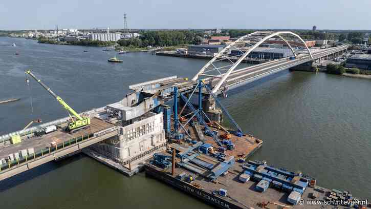 Rijkswaterstaat verwijdert oude brugklep Papendrechtsebrug voor renovatie