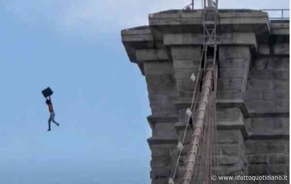 Uomo si lancia nudo dalla torre del ponte di Brooklyn: il salto di 85 metri che ha paralizzato New York