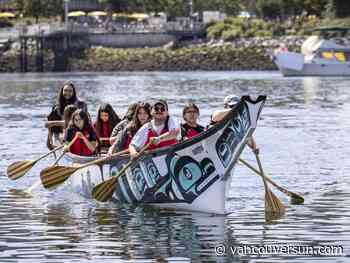 'No one is judging': Indigenous canoe program helps B.C. girls paddle for their culture