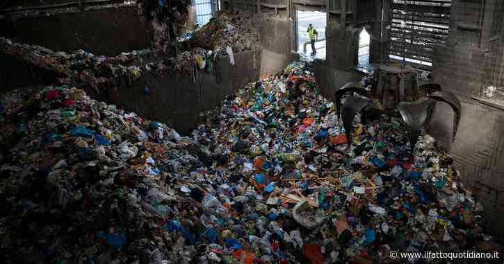Si fa prima a bruciare le plastiche che a riciclarle. Partiamo col ridurre gli imballaggi