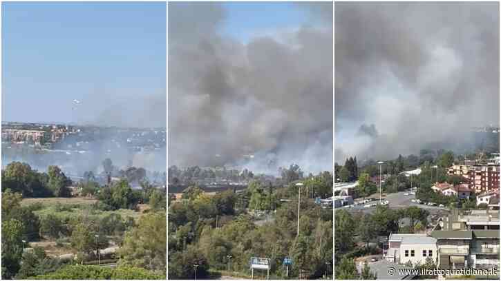 Roma, grosso incendio di sterpaglie in zona Tor di Valle: cenere anche nel centro storico