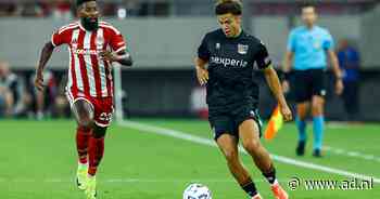 Gele kaart voor speler Olympiakos na overtreding op Fonville, Tadic op de bank bij NEC