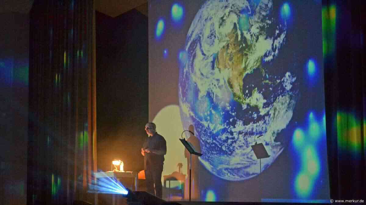 Harald Lesch liest in Weilheim – und beichtet NASA-Bewerbung mit neun