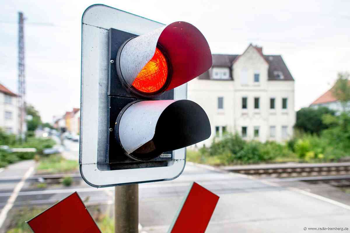Bahnschranken defekt: Stadt nach Blitzeinschlag zweigeteilt