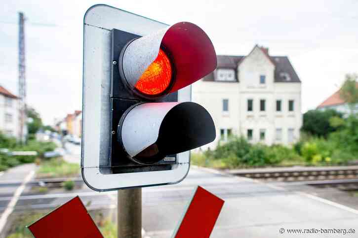 Bahnschranken defekt: Stadt nach Blitzeinschlag zweigeteilt