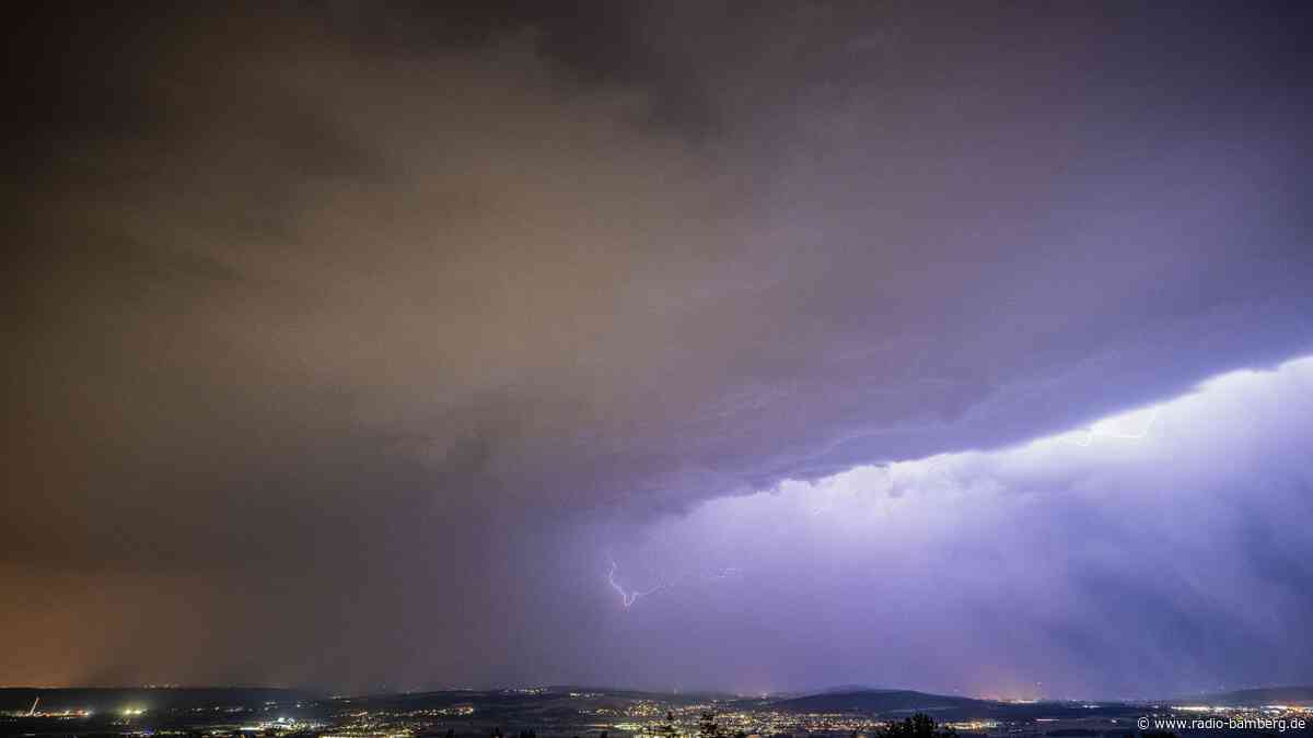 Gewitterfront erhellt Nachthimmel