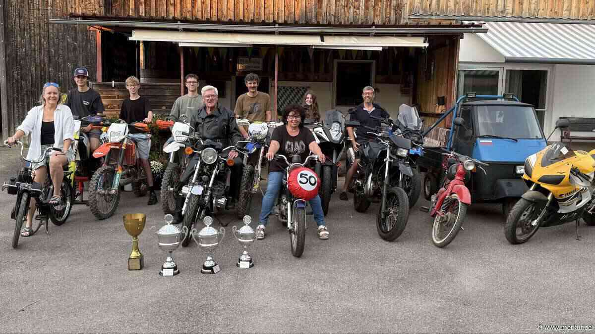 Motorrad-Auto-Club feiert 50 Jahre – Oma übergibt an Enkel (16 und 19)