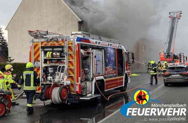 FW-MG: Brand auf Betriebsgelände - Greifbagger und Unrat in Flammen