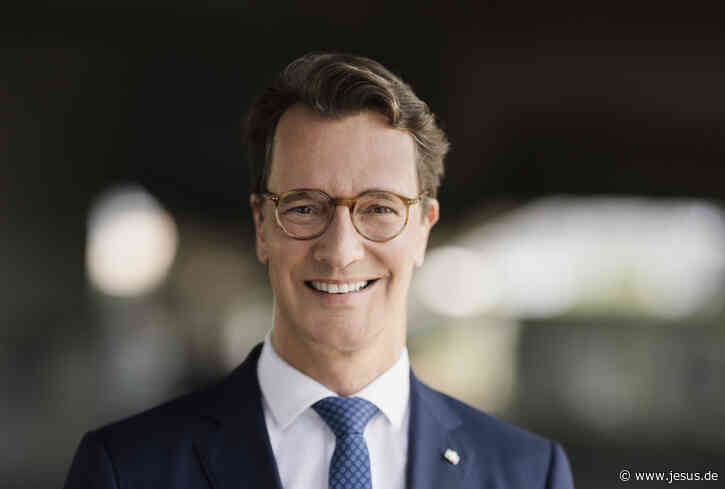 NRW-Ministerpräsident Hendrik Wüst betet mit seinen Töchtern