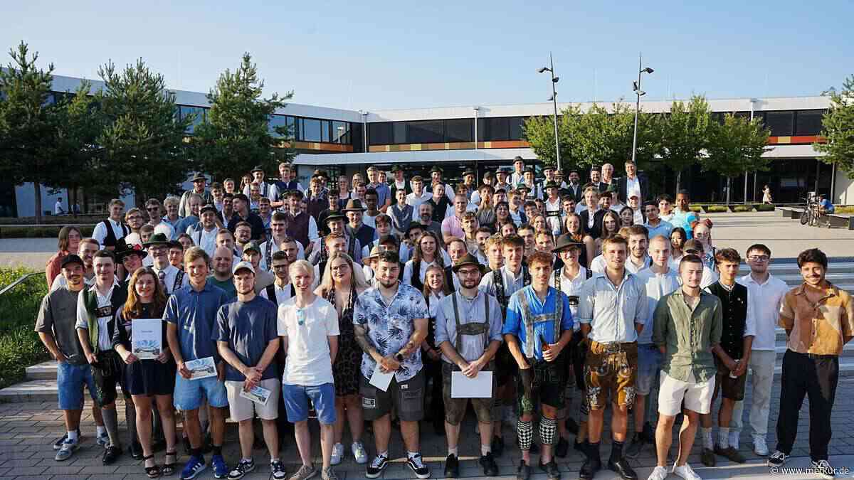 398 Absolventen an oberbayerischer Berufsschule – zehn mit Traumnote 1,0