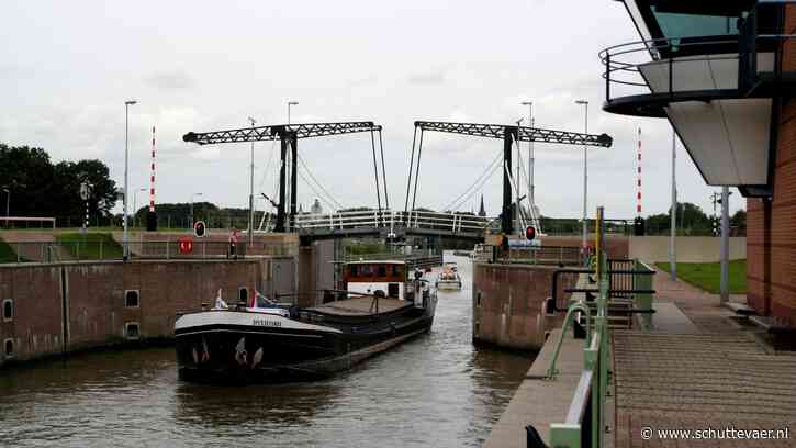 Om het uur schutten bij de grote sluis in Vianen