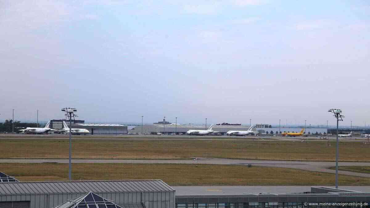 Polizei sichert Drohne bei ukrainischem Flugzeug in Leipzig
