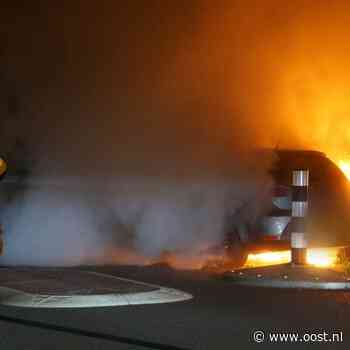 Twee auto's in lichterlaaie in Almelo