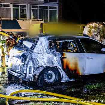 Auto uitgebrand in Hengelo, getuigen gezocht