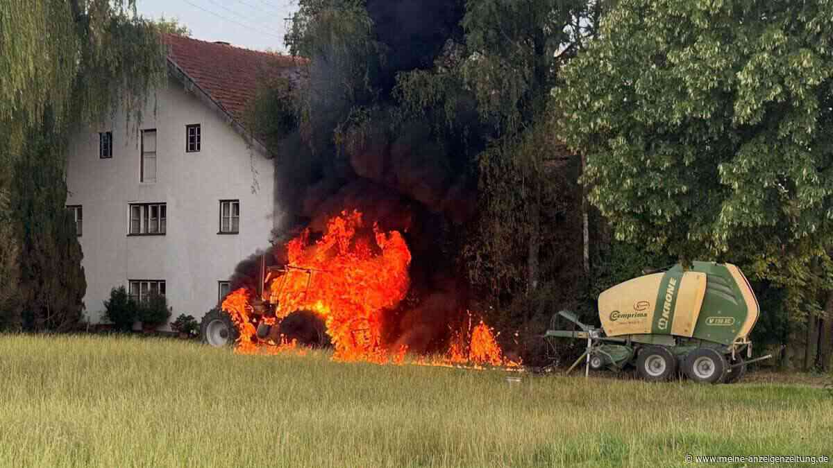 Traktor fängt bei Feldarbeit Feuer – Landwirt rettet nur noch die Presse