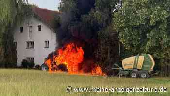 Traktor fängt bei Feldarbeit Feuer – Landwirt rettet nur noch die Presse