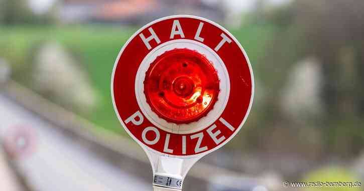 Polizist will Autofahrer anhalten und wird angefahren