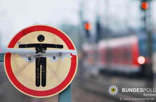 Bundespolizeidirektion München: Beinahekollision an Bahnübergang in Aubing / Bundespolizei ermittelt wegen gefährlichen Eingriffs in den Bahnverkehr