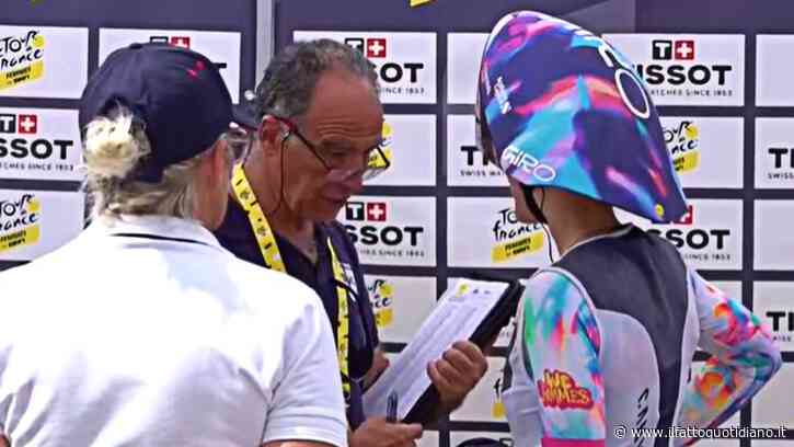 Tour de France femminile, scoppia il caso dei reggiseni “imbottiti”: un uomo li controlla prima della partenza, è polemica