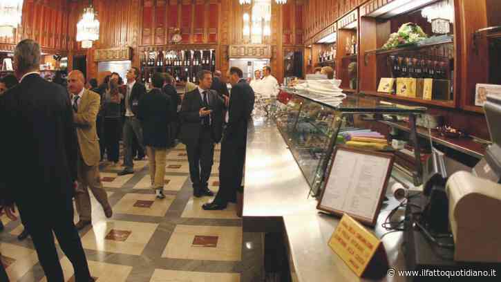C’è un intruso alla Camera dei deputati: caccia alla blatta sotto la vetrina dei panini alla buvette di Montecitorio