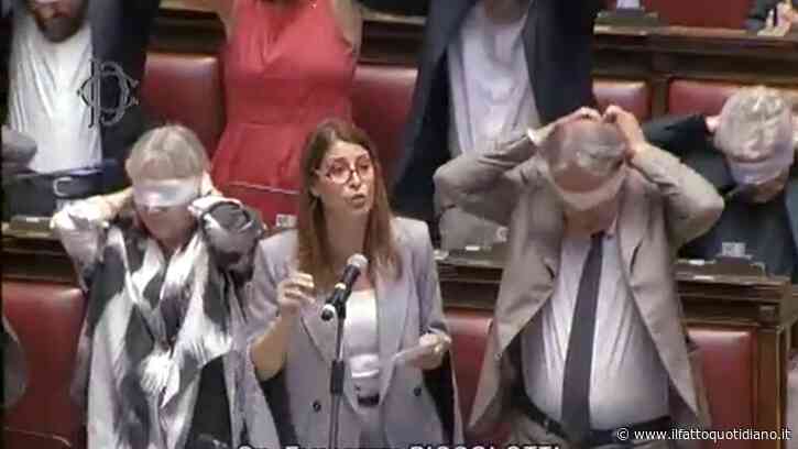 Caso Delmastro, i deputati di Verdi-Sinistra si bendano per protesta in Aula: “Non potete coprire gli occhi agli italiani”