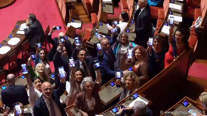 Caso Delmastro | “Fuori le chat!”: i parlamentari M5s alzano i cellulari per la protesta simultanea alla Camera e al Senato
