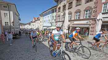 1000 Radler fahren durch Tölzer Marktstraße