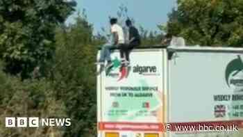 Suspected migrants seen jumping off lorry