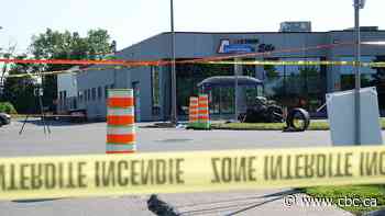 2 dead in car crash at Laval, Que., gym after police interception attempt