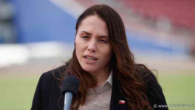 Ministra Duco defendió su gestión: El único que puede cuestionar mi permanencia es el Presidente
