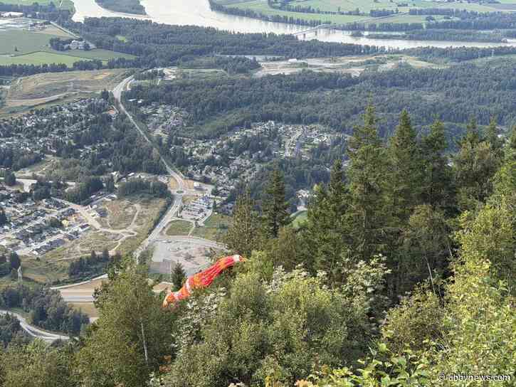Pair of paragliders rescued from tree near Bridal Falls
