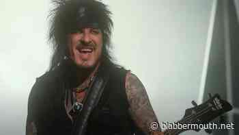 NIKKI SIXX Explains MÖTLEY CRÜE's Use Of Backing Tracks During Live Shows: 'We Do Play 100% Live'
