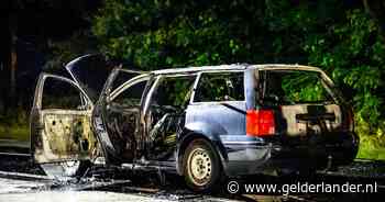 Auto vliegt op N225 in Heelsum in brand tijdens het rijden