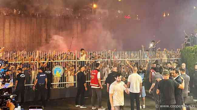 [VIDEO] Con bengalas y fuegos artificiales: El masivo recibimiento a Salah en Trabzonspor