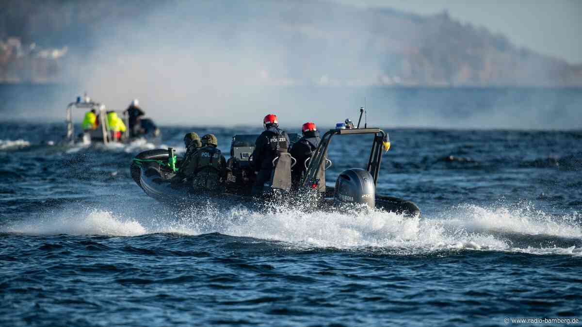 Hohe Wellen auf Bodensee – Frau fällt von Motorboot