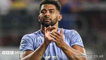 Leeds veteran Watkins extends deal