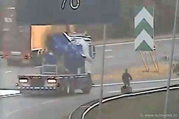 Man strandt met autopech op snelweg en pakt de fiets