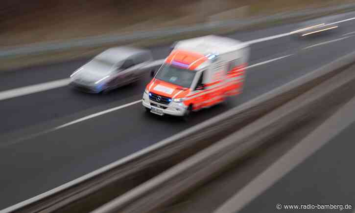 Auto donnert von A3 auf Bahnlinie – drei Schwerstverletzte