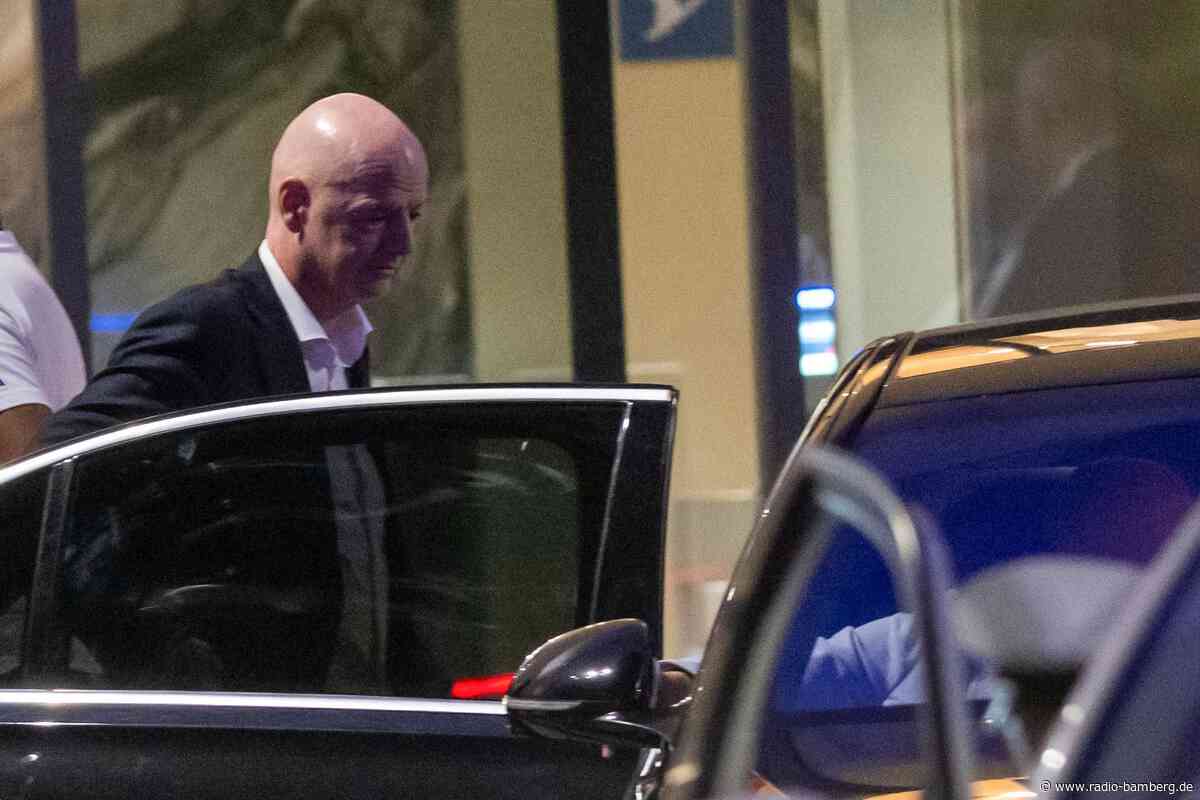 Nach Krisenrunde: Infantino mit Generalsekretär im Stadion